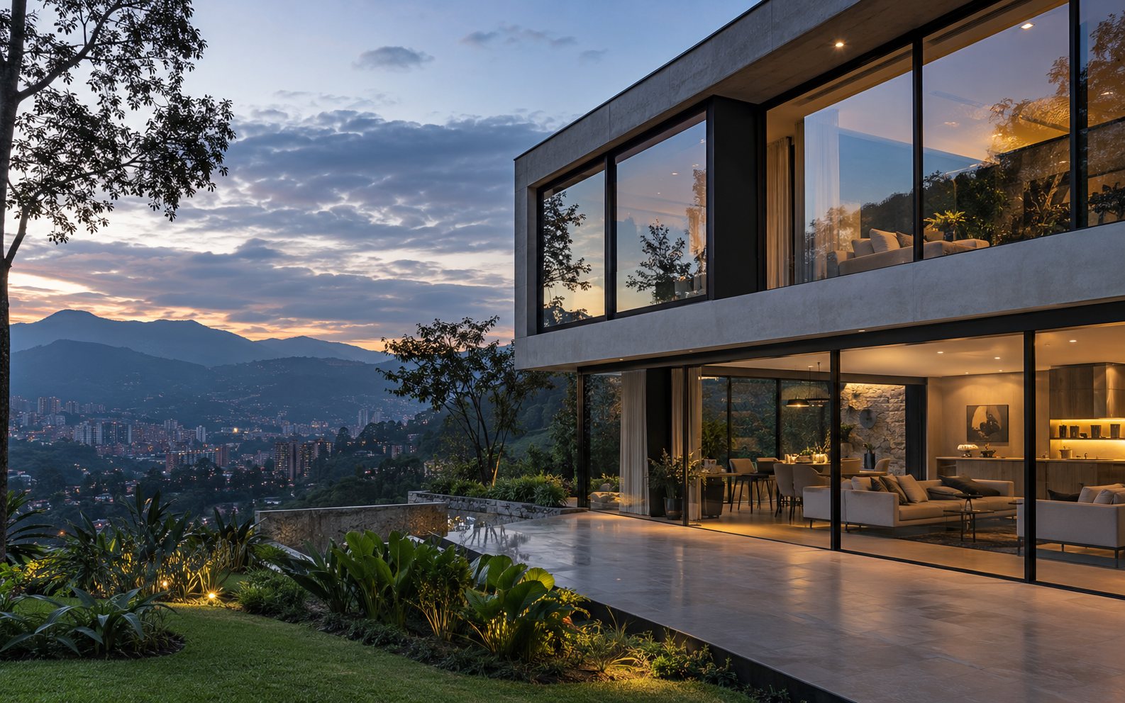 Casa moderna en Medellín con ventanales de aluminio y vidrio