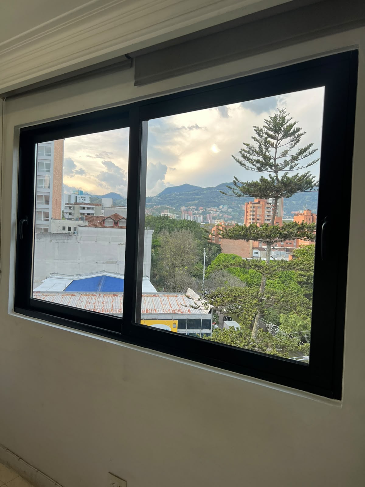 Ventana antirruido corrediza con vista a la ciudad