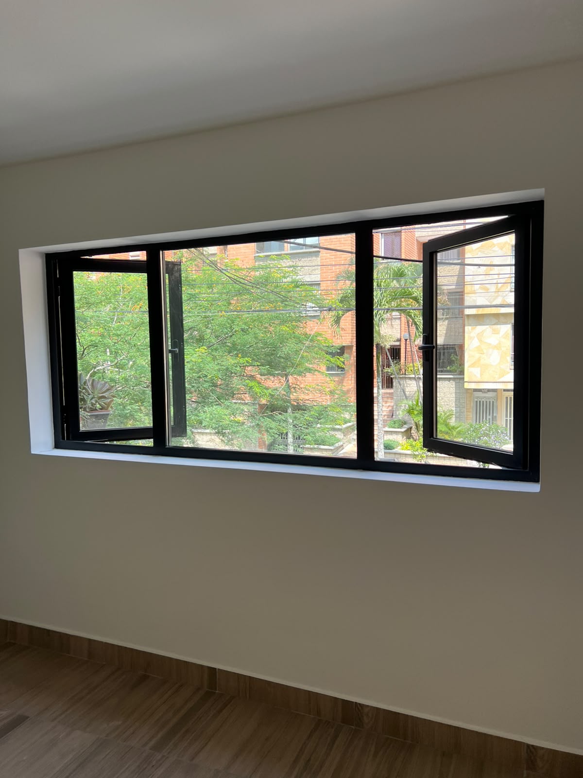 Ventana de tres cuerpos en aluminio negro