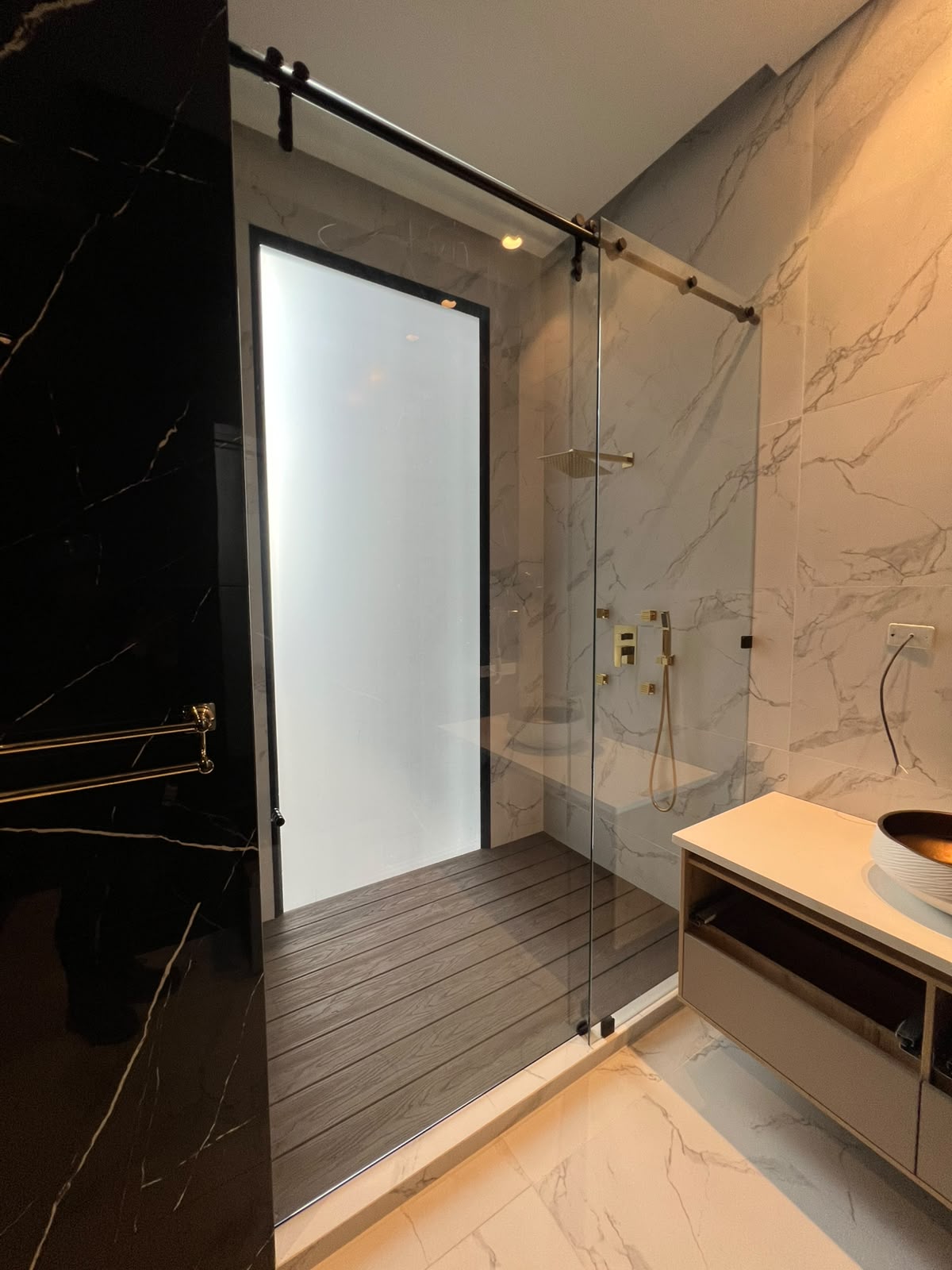 Cabina de baño corrediza con grifería dorada