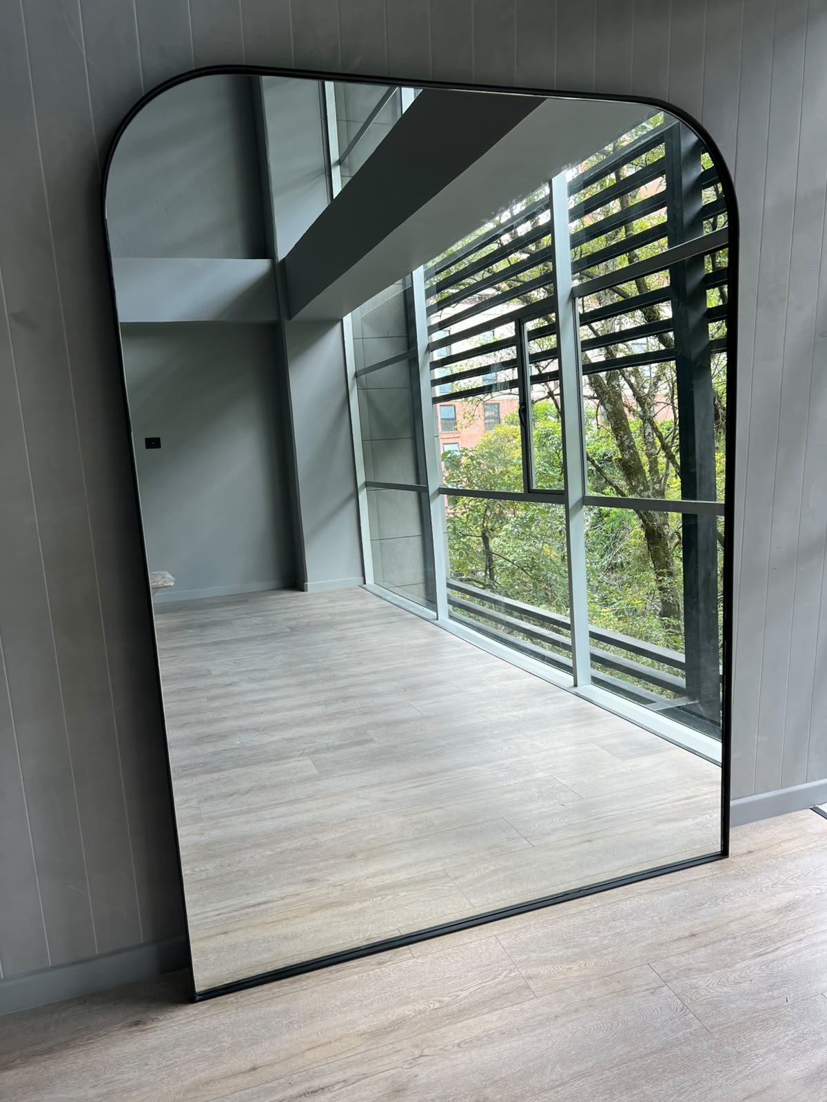 Espejo de piso con arco