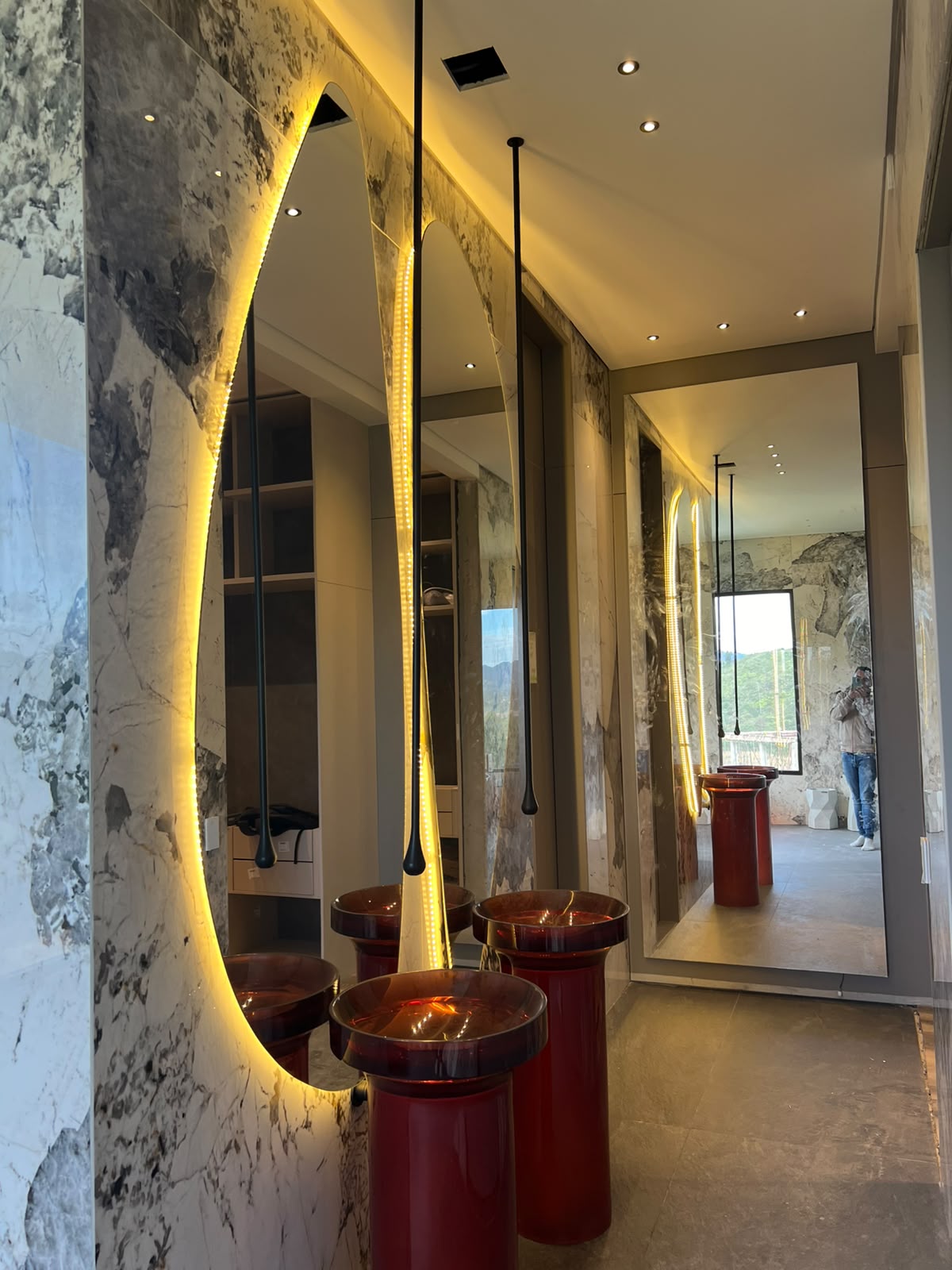 Espejos con luz LED perimetral y lavamanos de diseño